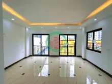 Bán nhà phố Hoàng Quốc Việt 51m2 x 5 tầng, ô tô đỗ cửa, sổ đỏ chính chủ, 20.x tỷ