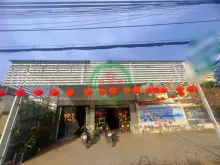 CHÍNH CHỦ BÁN KHÁCH SẠN MẶT TIỀN ĐƯỜNG ĐƯỜNG CÁCH MẠNG THÁNG 8, BÌNH THUỶ, CẦN THƠ- Diện tích đất thổ cư : gần 200m2- Nhà mặt tiền lớn, 4 tầng, có thang máy. Hiện tại đang kinh doanh khách sạn (18 phòng) có sảnh để xe rộng, phía trước có 140m2 đang được p