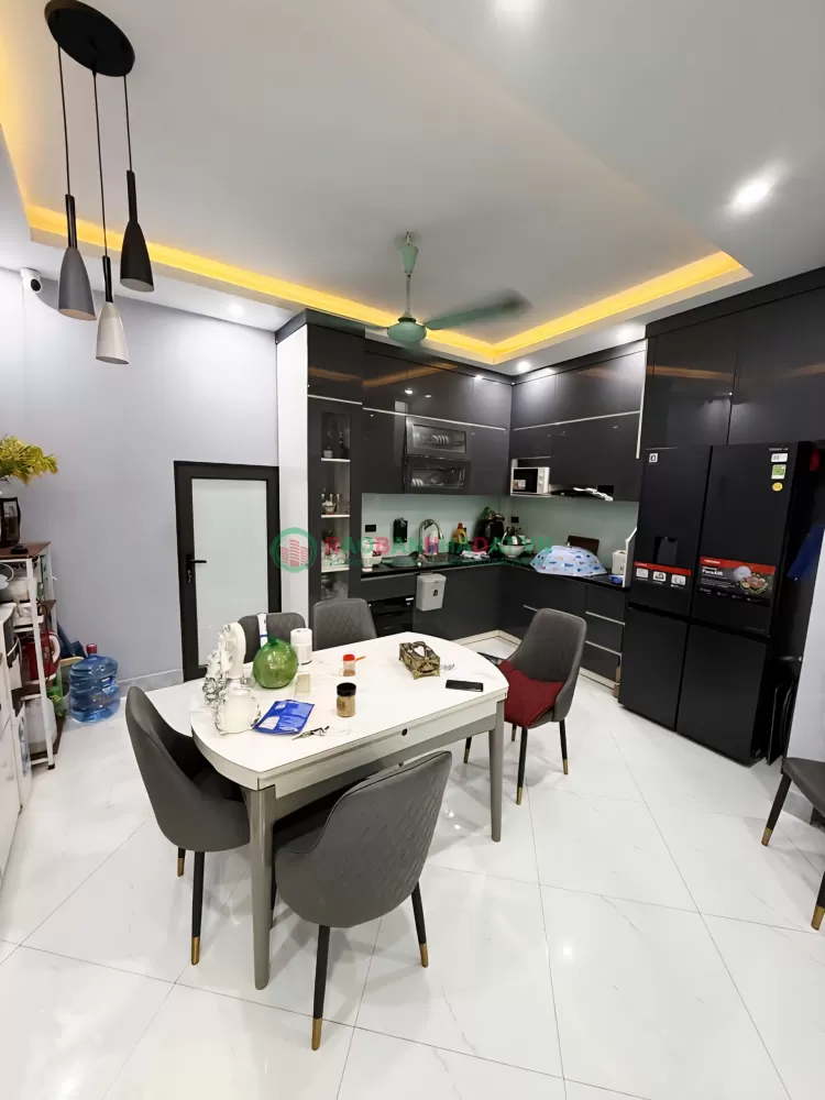 Hiếm, bán nhà Lạc Long Quân ngõ nông, gần ô tô, 46m² 5 tầng giá 9.8 tỷ