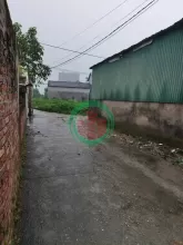 BÁN GẤP Căn nhà cũ chủ xây từ năm 2007 cực kỳ chắc chắn.,- Cách trục chính của thôn Bến Trung chỉ 60m, ngõ ô tô,- Thiết kế cơ bản:,+ Tầng 1: Khách, bếp, 2 ngủ, khu phụ,+ Tầng 2: 2 phòng, khu phụ,+ Tầng 3: Tum, sân phơi,- Sổ đỏ chính chủ, full thổ cư, giao