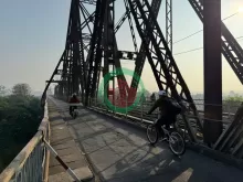 Anh trai tôi cần bán Căn Lô góc, 3 tầng, 2 mặt thoáng tại Bồ Đề, Long Biên, DT: 60.3m2, MT 5.2m, ô tô cách 50m. Nhà xây KCBT cực kỳ chắc chắn