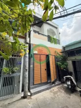 Bán Nhà một lầu hẻm ôtô Thạnh xuân 39 q12 gần trường cao đẳng điện lực hà huy giáp  Giá 4 TỶ 500 TRIỆU     Diện Tích : Ngang 4,4m X 16m  Kết Cấu : 1 Trệt + 1 Lầu : Gồm Sân Đậu Xe, Phòng Khách, Phòng Bếp, Có 2 Phòng Ngủ Masster, 3Wc Khép Kín  Giá: 4tỷ5… cò