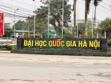 ĐHQG không phải là tiện ích, mà là nguồn tiền. Mỗi mùa nhập học là một làn sóng thuê trọ. Ai có đất gần đây là người thu tiền đều.