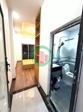 Nhà 5 tầng mới thang máy nhập khẩu. Tầng 1: Phòng khách bếp + WC. Tầng 2,3,4: Mỗi tầng một phòng to rộng khép kín, cầu thang máy + thang bộ cuối nhà. Tầng 5: Phòng thờ + Sân phơi. Nhà cách ngõ ô tô khoảng 25m, trước nhà xe rộng rãi, xe SH quay đâu thoải m