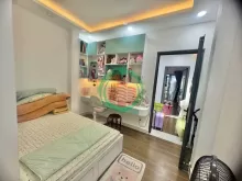 NHÀ Q7  NHỈNH 5 TỶ – HẺM XE HƠI – QUA Q4 CHỈ 2 PHÚT!