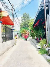 Nhà SHR 1 sẹc Song Hành ngang lớn hiếm kinh doanh đỉnh.Vị trí: Trung tâm Thị Trấn Hóc Môn.1 Sẹc cách đường Song Hành chỉ 15m.Đường trước nhà 5m thông thoáng, xe hơi ra vào thoải mái.Phù hợp:Kinh doanh buôn bán.Mở công ty, văn phòng.Ở kết hợp làm việc cực 