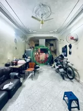 TRUNG TÂM THANH XUÂN - GẦN HỒ- TẦM TIỀN DỄ CHỐT - TIỆN ÍCH BẠT NGÀN Mô tả: + Nhà năm ở vị trí trung tâm Thanh Xuân, 20m ra đường ô tô, dân cư đông đúc, khu vực gần nhiều trường học các cấp... tiện ích bạt ngàn. + Thiết kế: Nhà 3 tầng cũ, xác định bán đất.