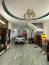 +  Kết cấu : Nhà đúc BTCT, 1 trệt 3 lầu , 4 phòng ngủ, 1 phòng thờ, 3wc ,  phòng giặt, sân phơi, bancon,  sáng thoáng.